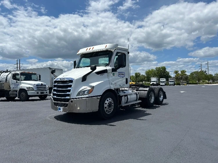 2020 Freightliner Cascadia in Tampa, FL — photo 3