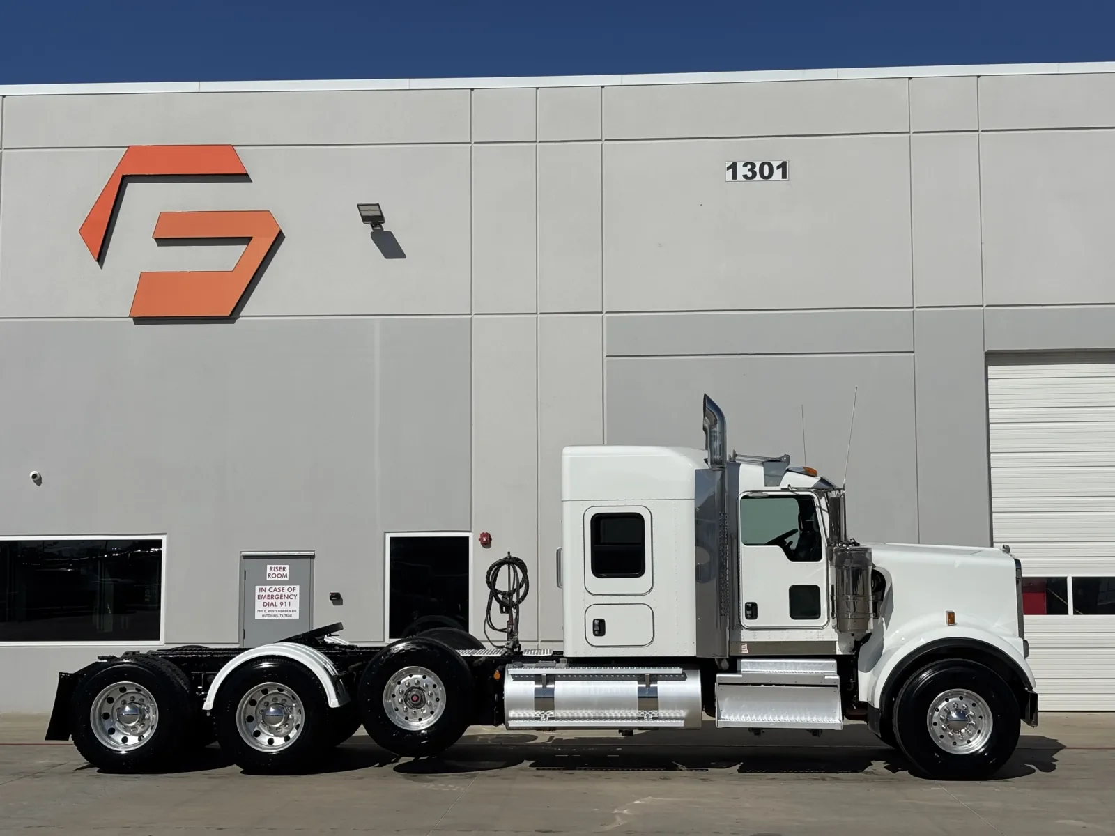 2022 Kenworth W900 - image 3