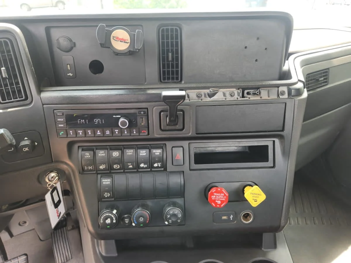 2019 International LT in Hilliard, OH — photo 15