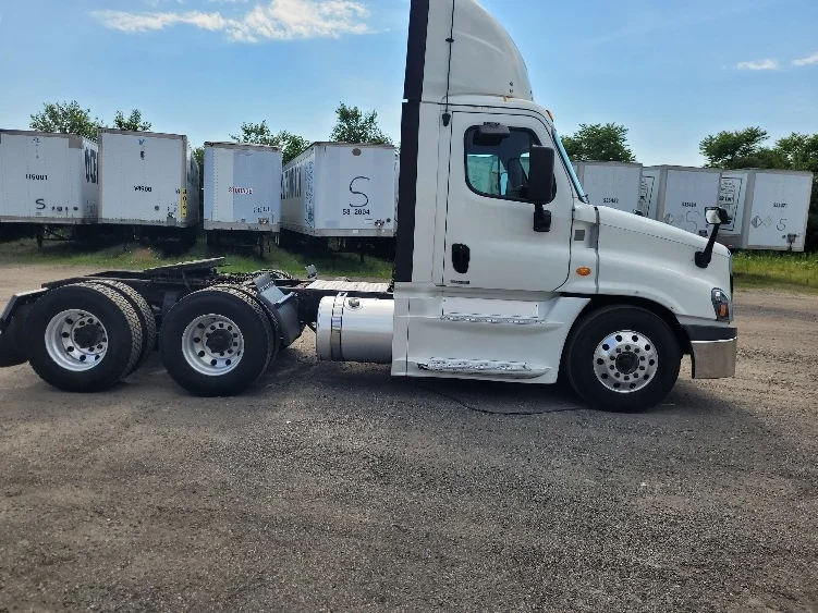 2019 Freightliner Cascadia - image 8