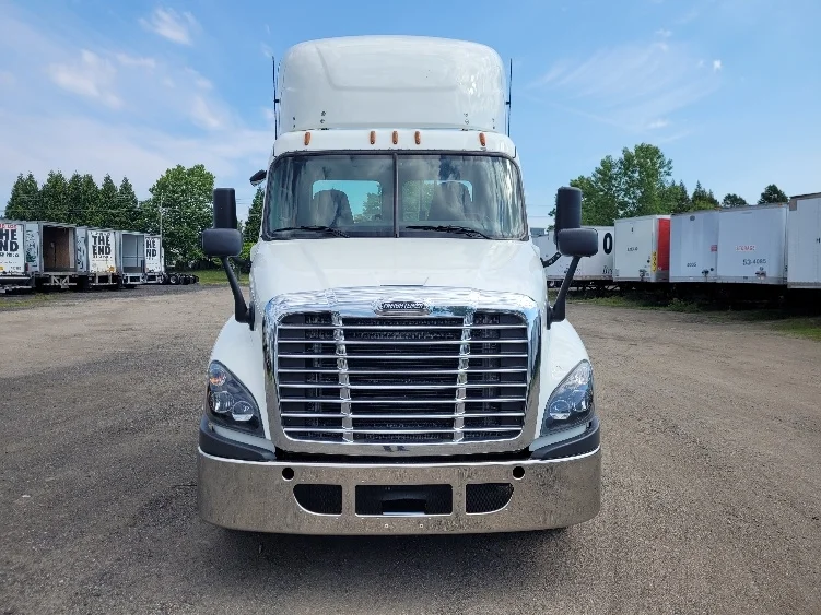 2019 Freightliner Cascadia - image 2