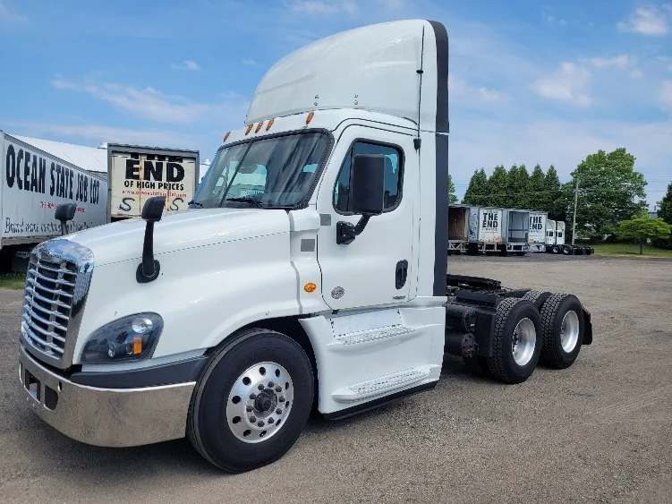2019 Freightliner Cascadia - image 3