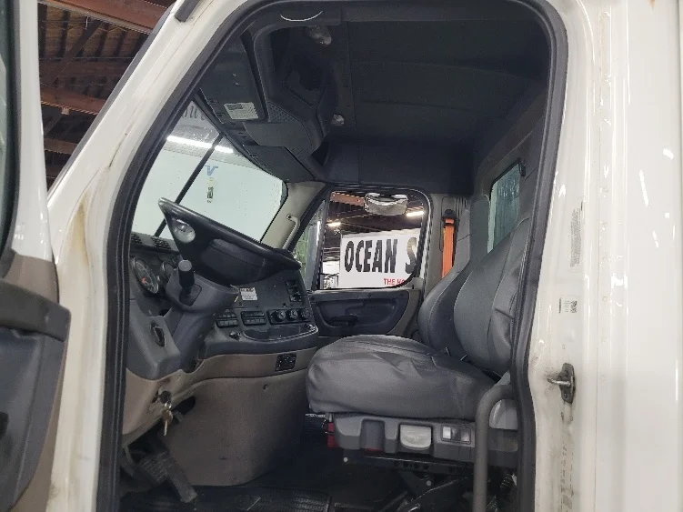 2019 Freightliner Cascadia - image 9