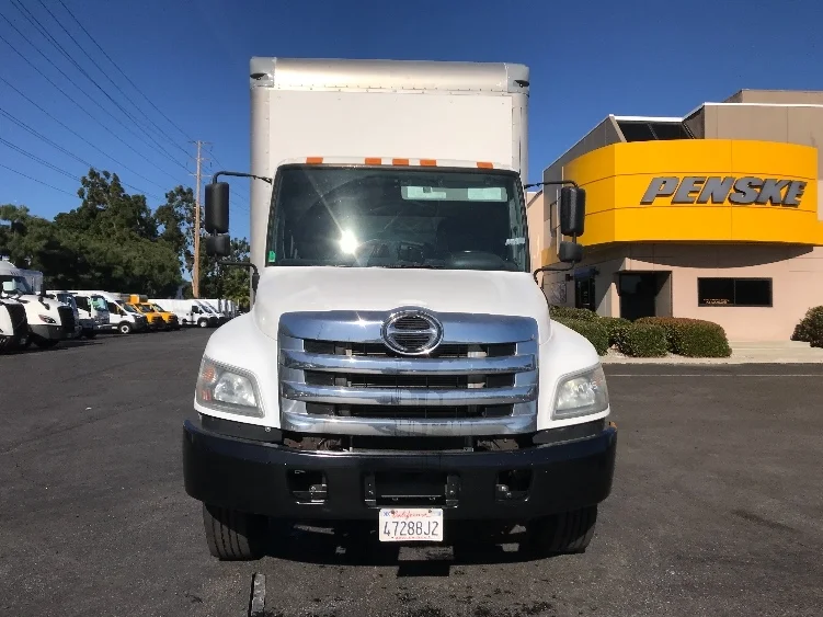2018 Hino 268 - image 2
