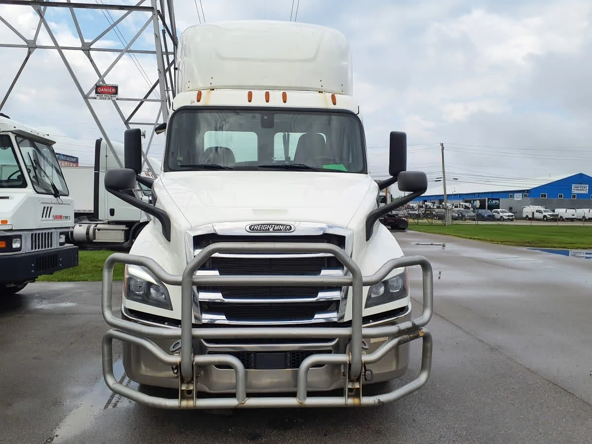 2020 Freightliner Cascadia in Indianapolis, IN — photo 2