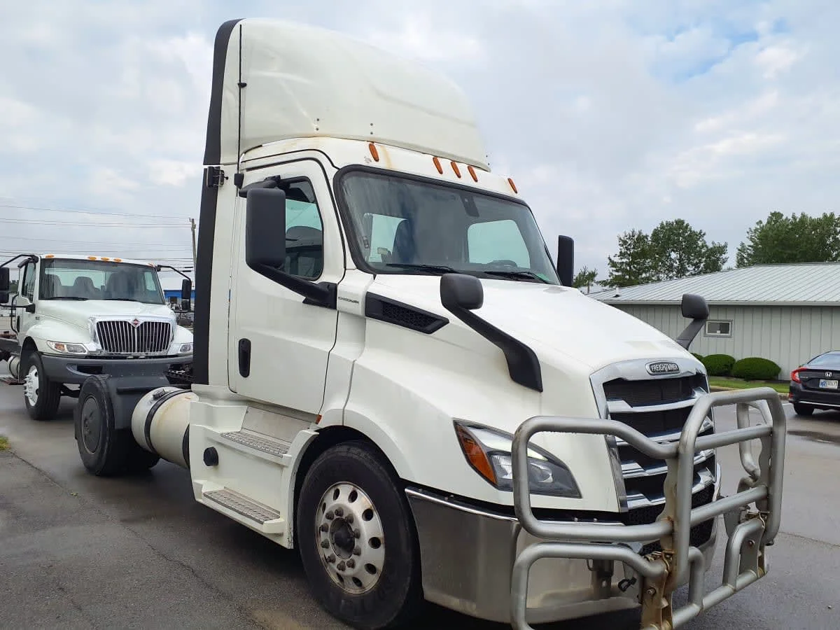 2020 Freightliner Cascadia in Indianapolis, IN — photo 3