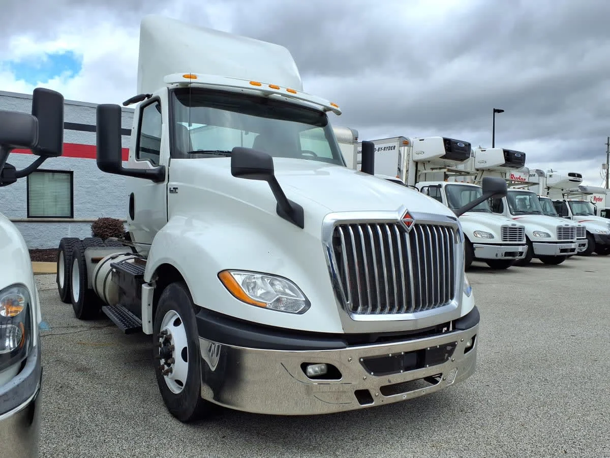 2019 International LT - image 3