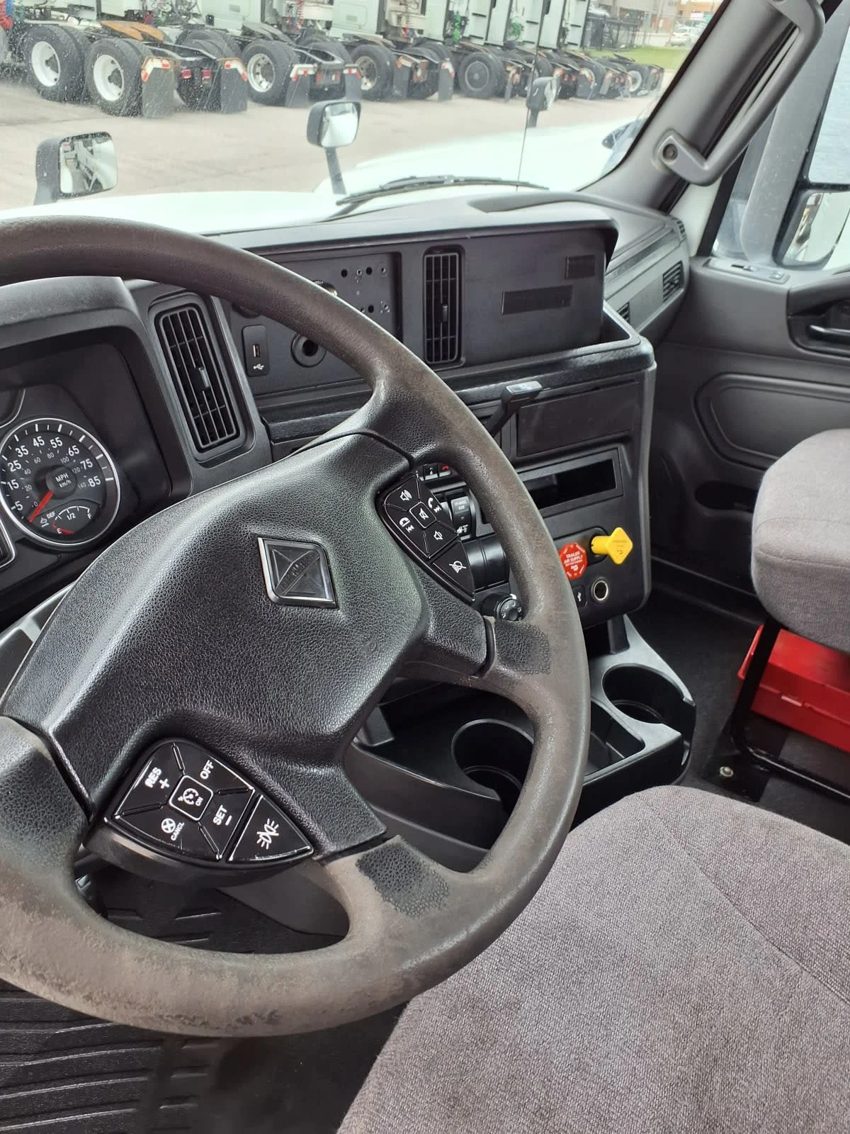 2019 International LT in Cleveland, OH — photo 7