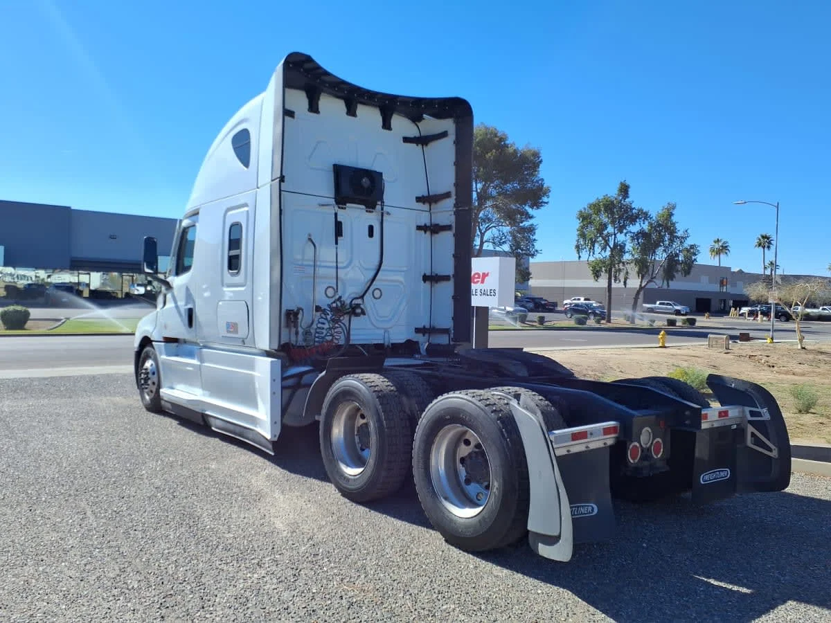 2022 Freightliner Cascadia in Phoenix, AZ — photo 6