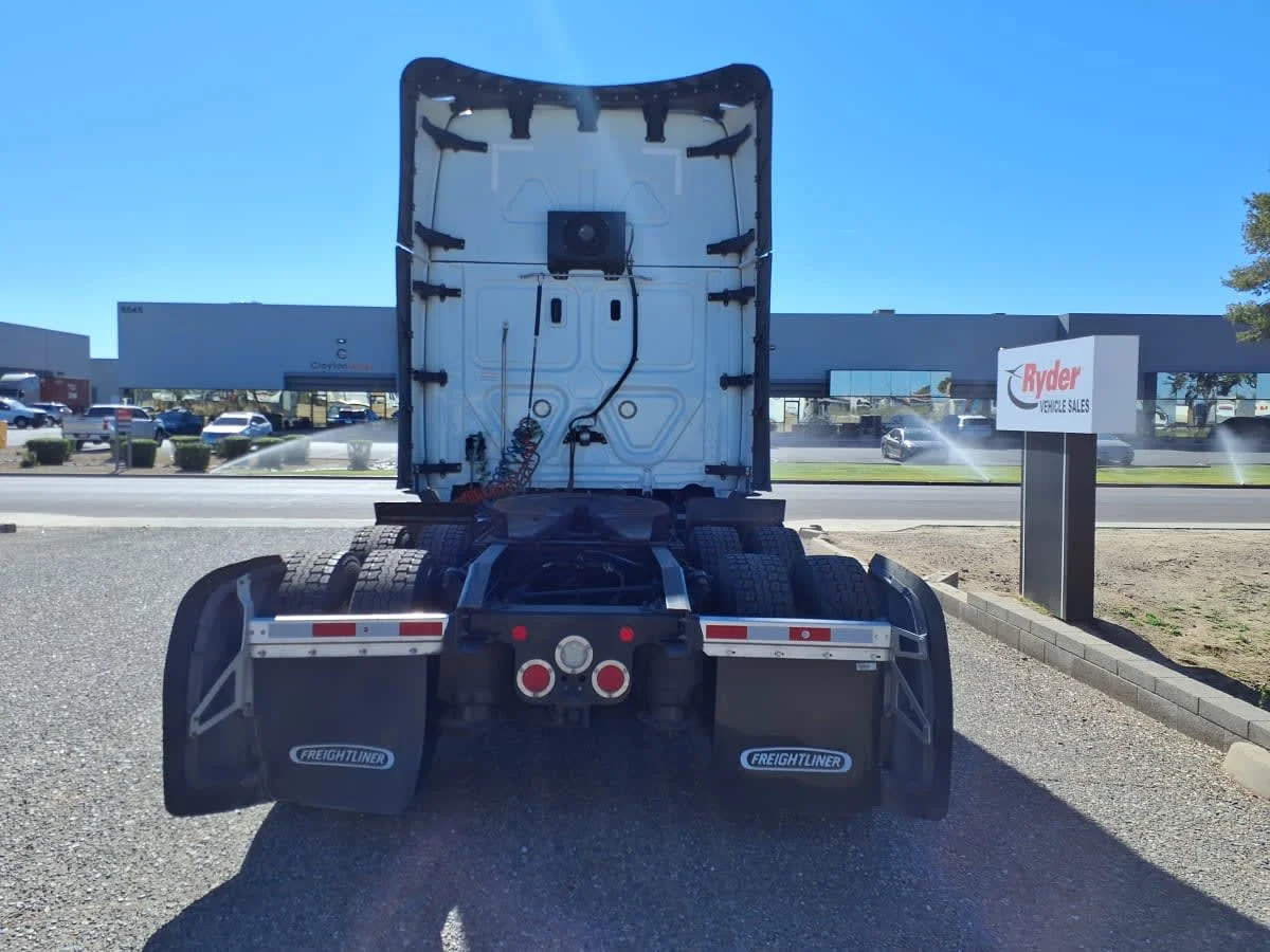 2022 Freightliner Cascadia in Phoenix, AZ — photo 5