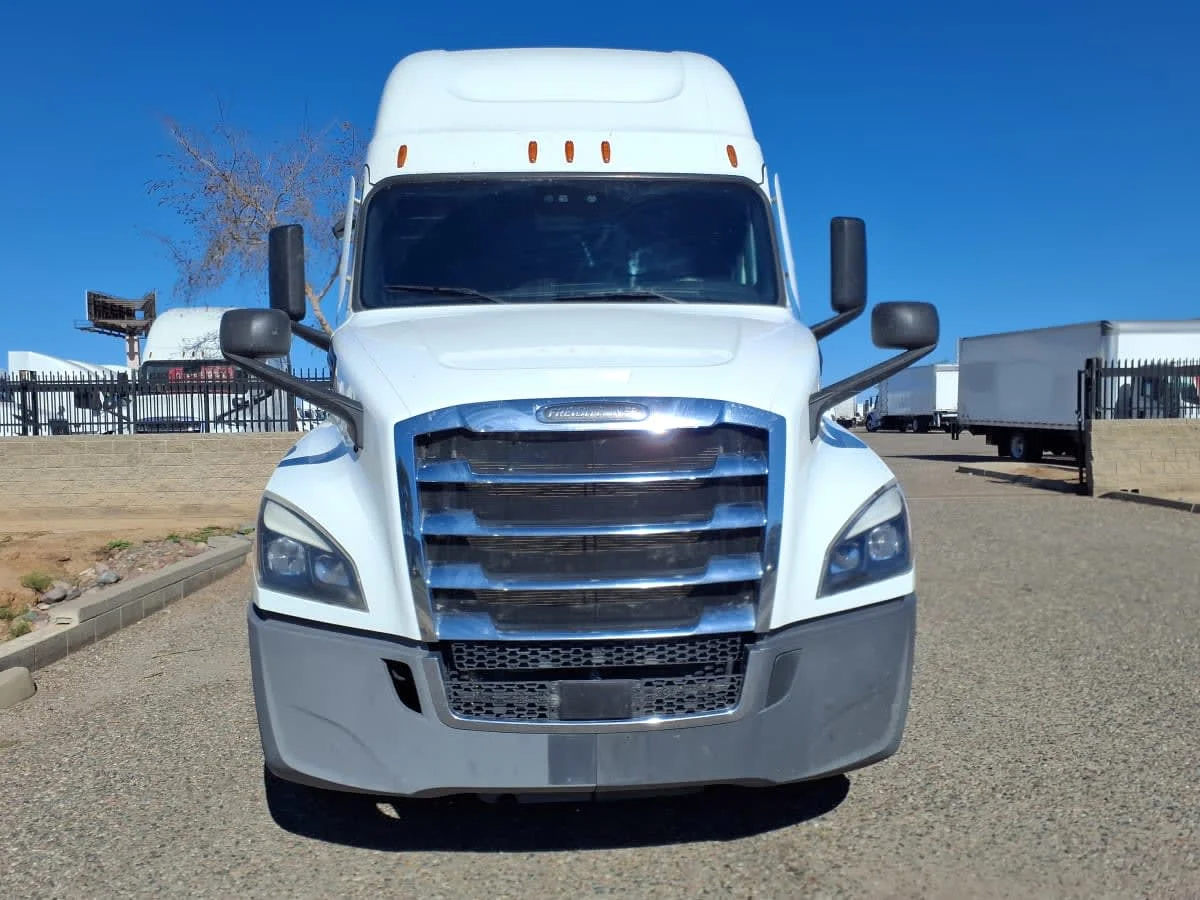 2022 Freightliner Cascadia in Phoenix, AZ — photo 2