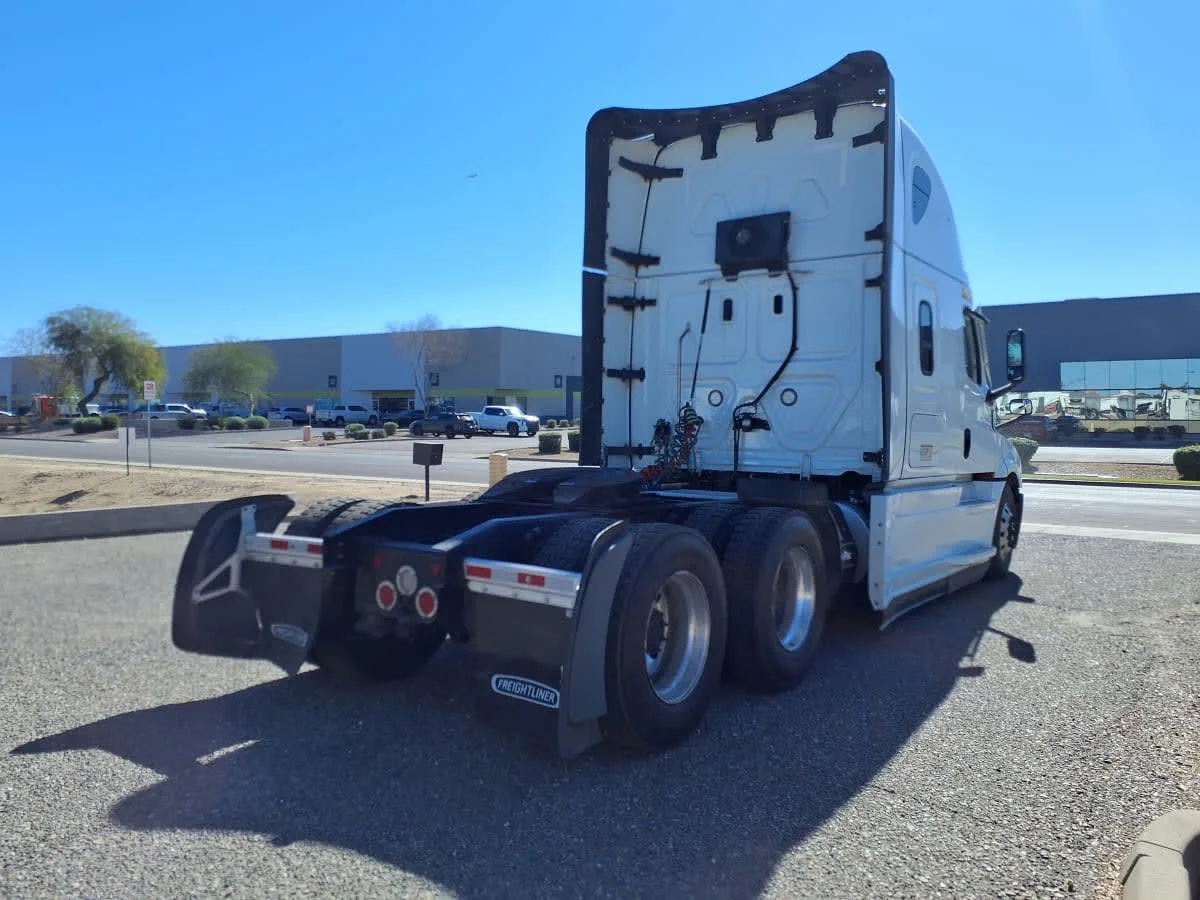 2022 Freightliner Cascadia in Phoenix, AZ — photo 4