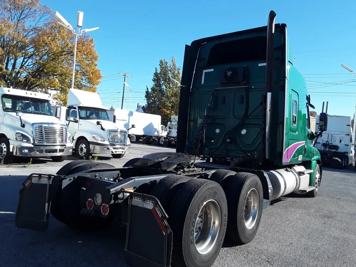 2020 Freightliner Cascadia in Allentown, PA — photo 4