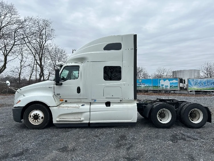 2020 International LT - image 4