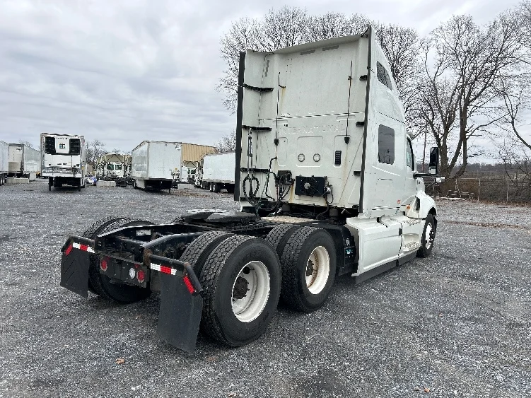 2020 International LT - image 7