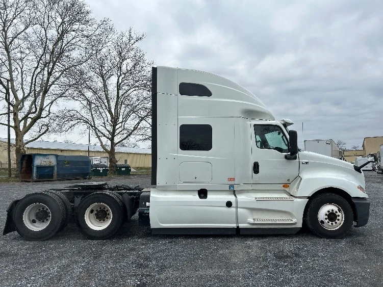 2020 International LT - image 8