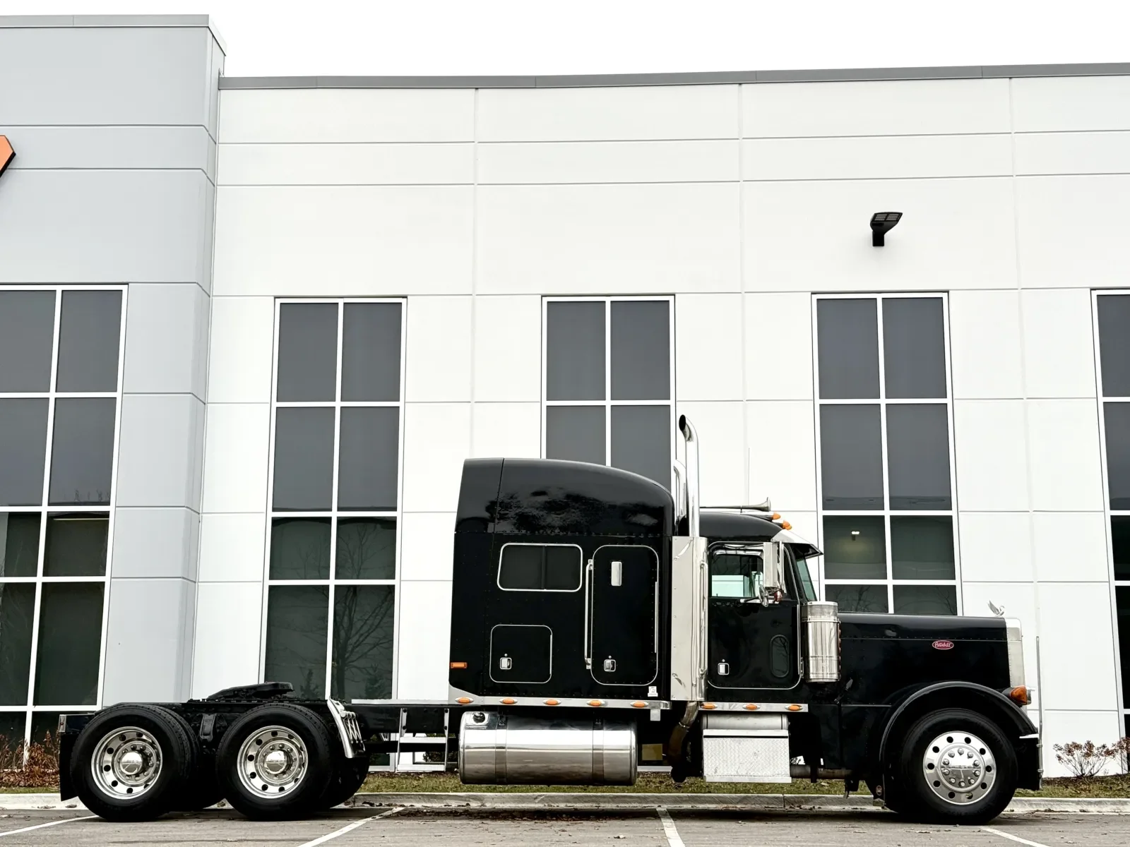 2000 Peterbilt 379 in New Lenox, IL — photo 3