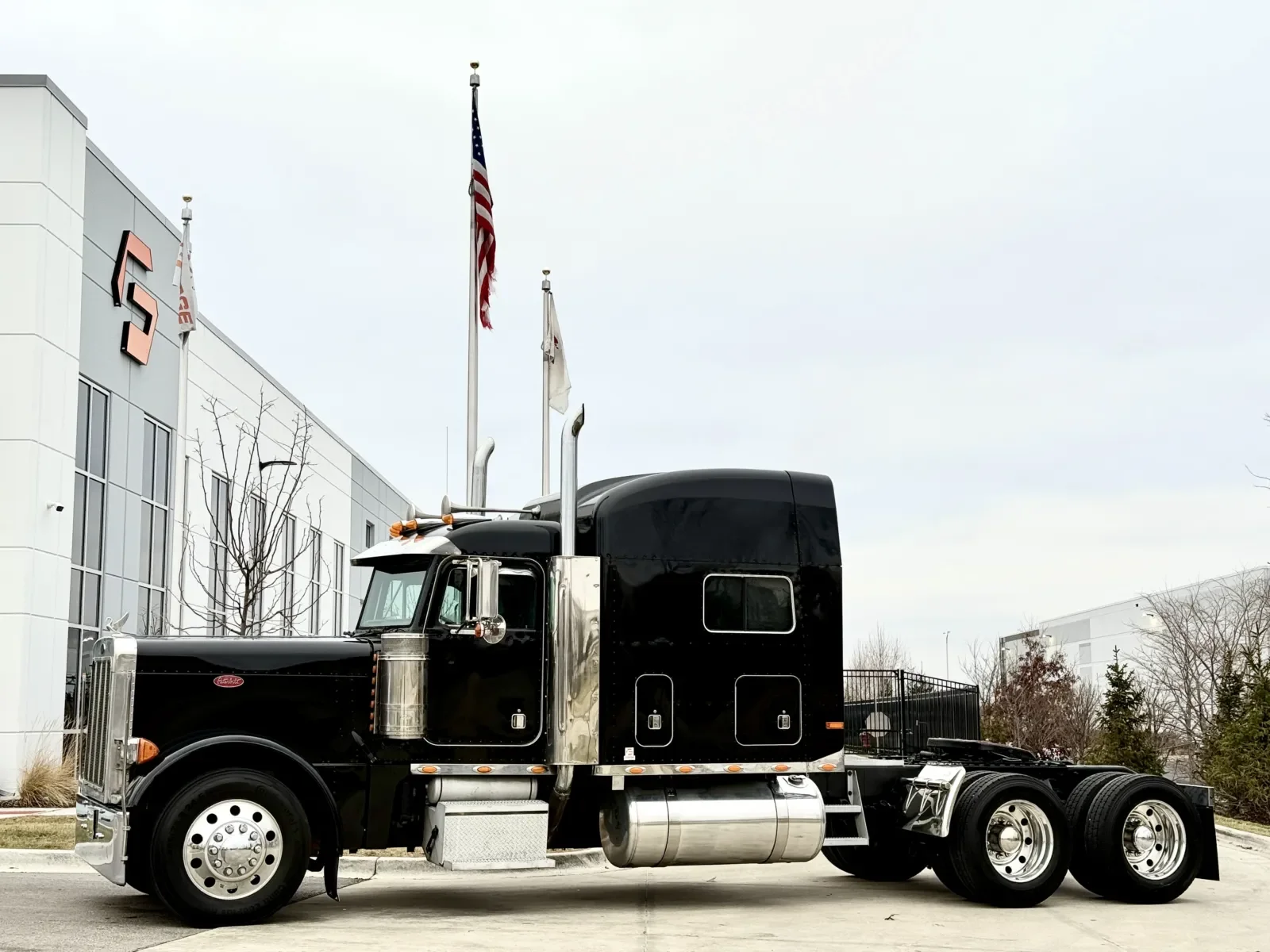 2000 Peterbilt 379 in New Lenox, IL