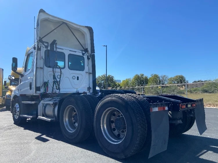 2021 Freightliner Cascadia - image 5