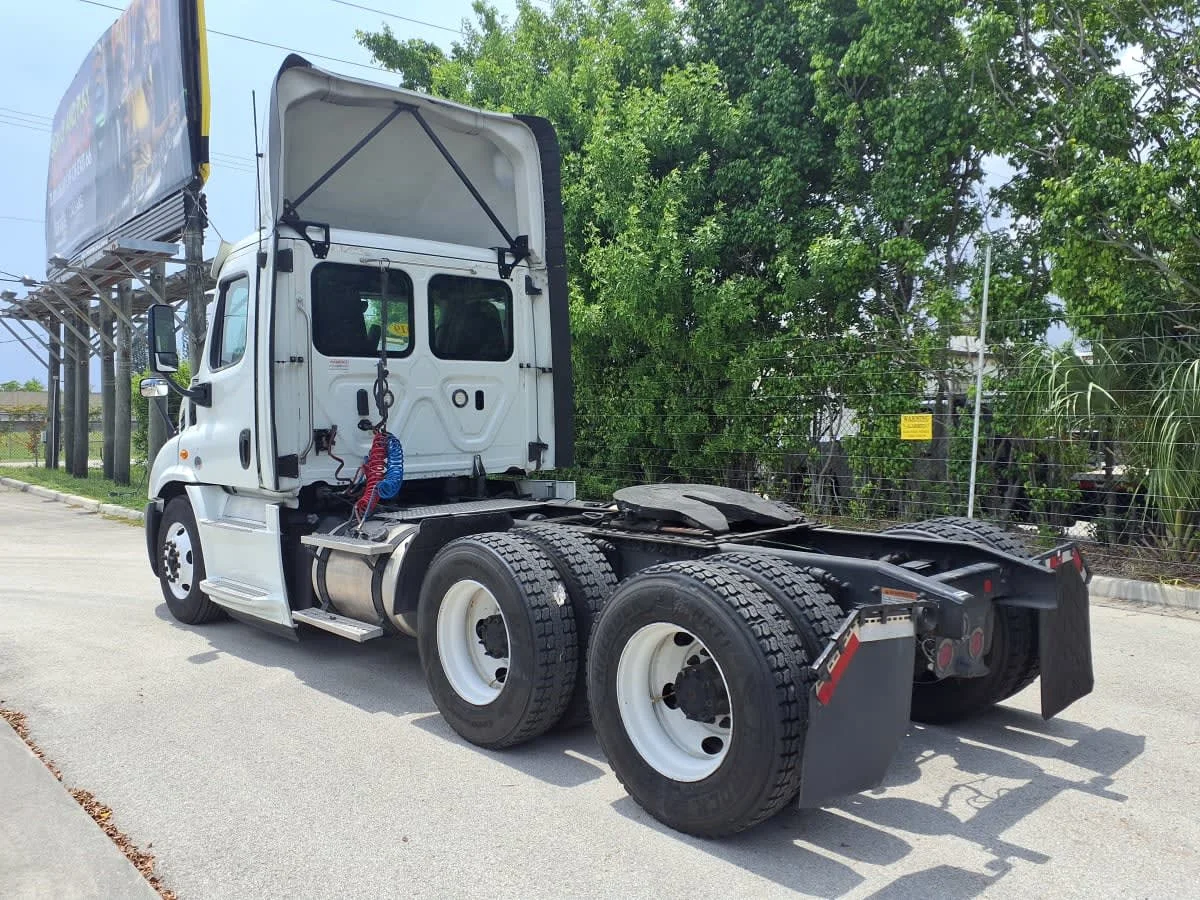 2019 Freightliner Cascadia in Davie, FL — photo 6