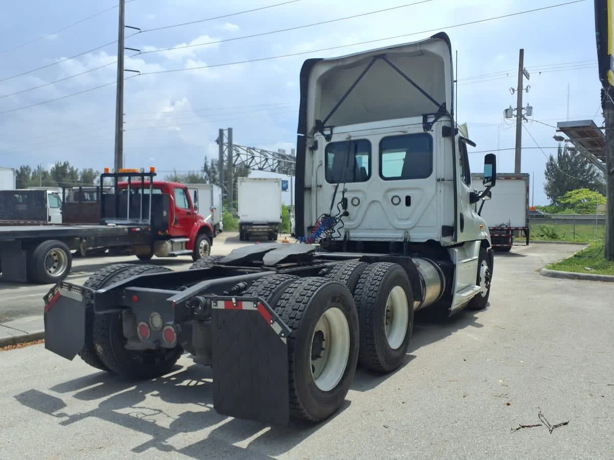 2019 Freightliner Cascadia in Davie, FL — photo 4