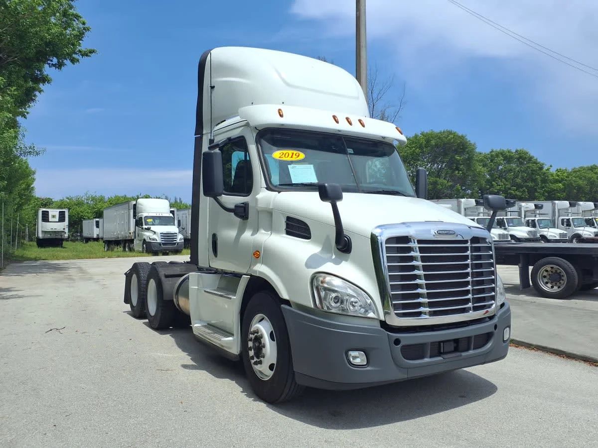 2019 Freightliner Cascadia in Davie, FL — photo 3