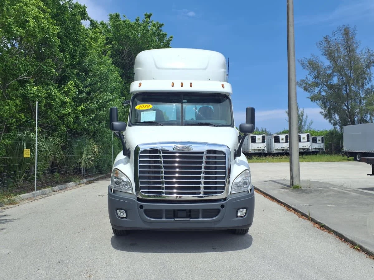 2019 Freightliner Cascadia in Davie, FL — photo 2