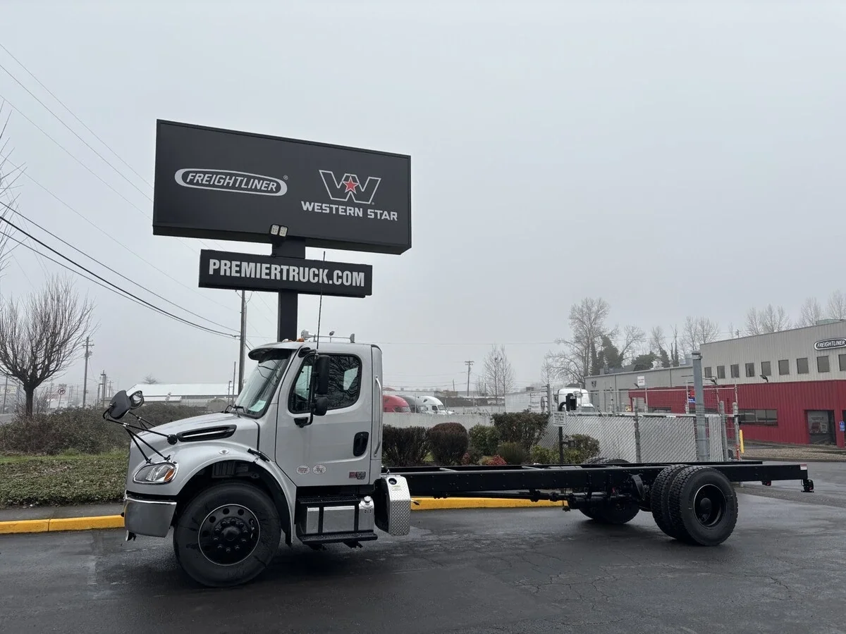 2025 Freightliner M2 106 - image 2