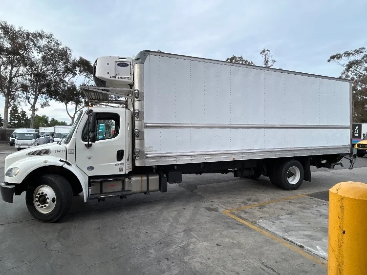2018 Freightliner M2 106 - image 4