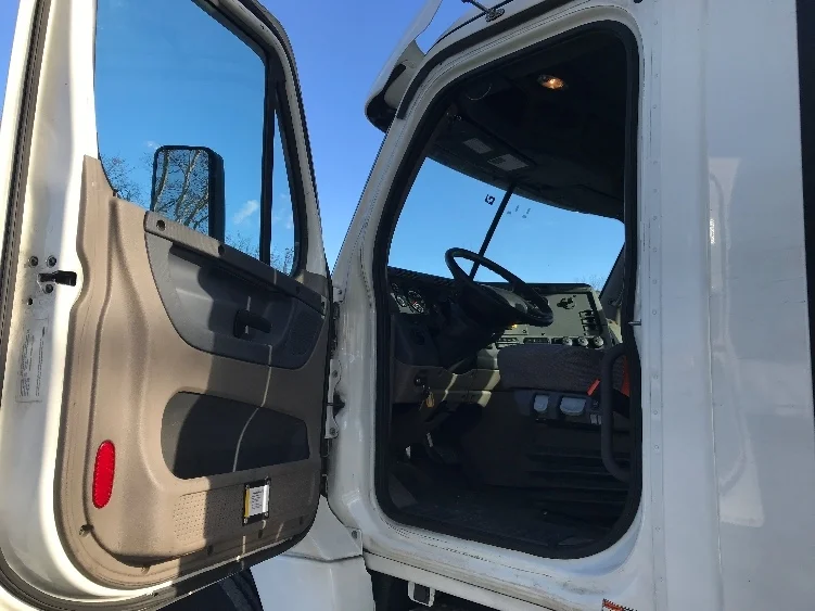 2019 Freightliner Cascadia - image 9
