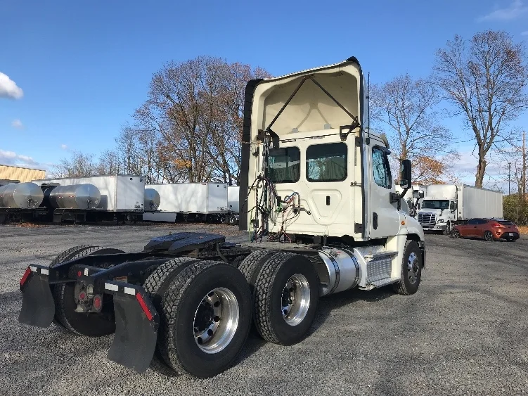 2019 Freightliner Cascadia - image 7