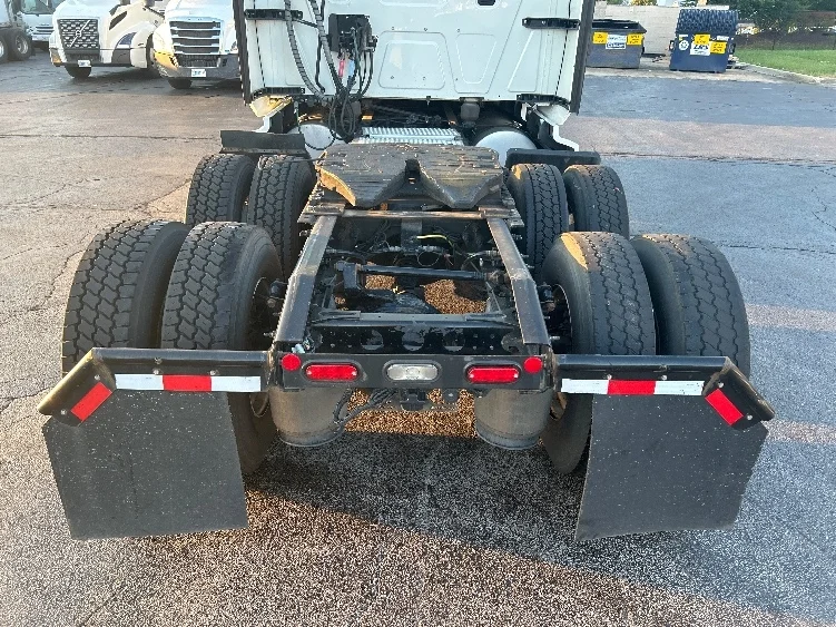 2022 International LT - image 6