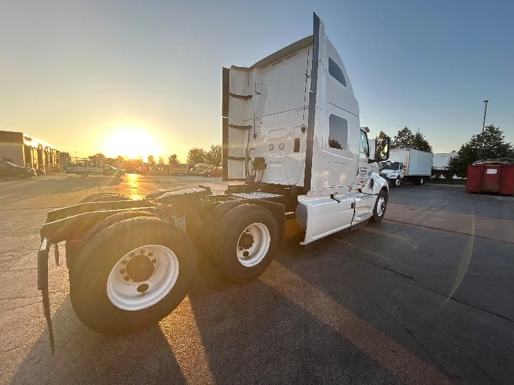 2022 International LT - image 7