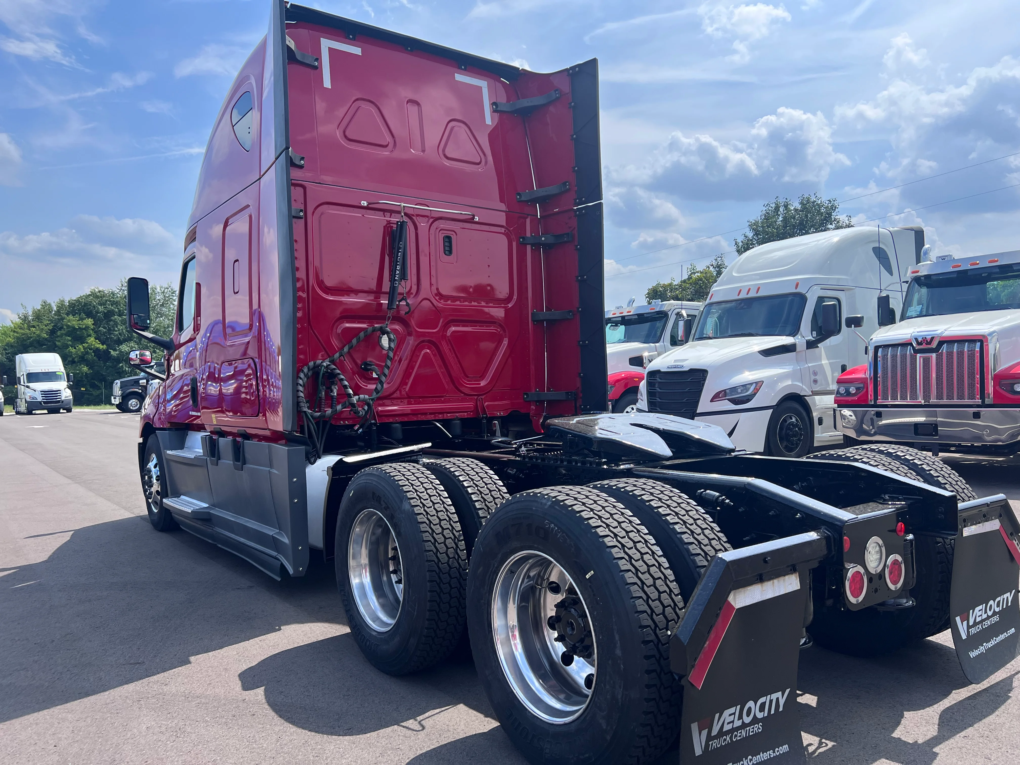 2020 Freightliner Cascadia in Nashville Isuzu, TN — photo 3