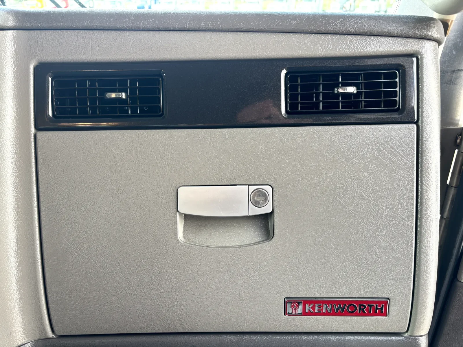 2017 Kenworth T800 - image 19