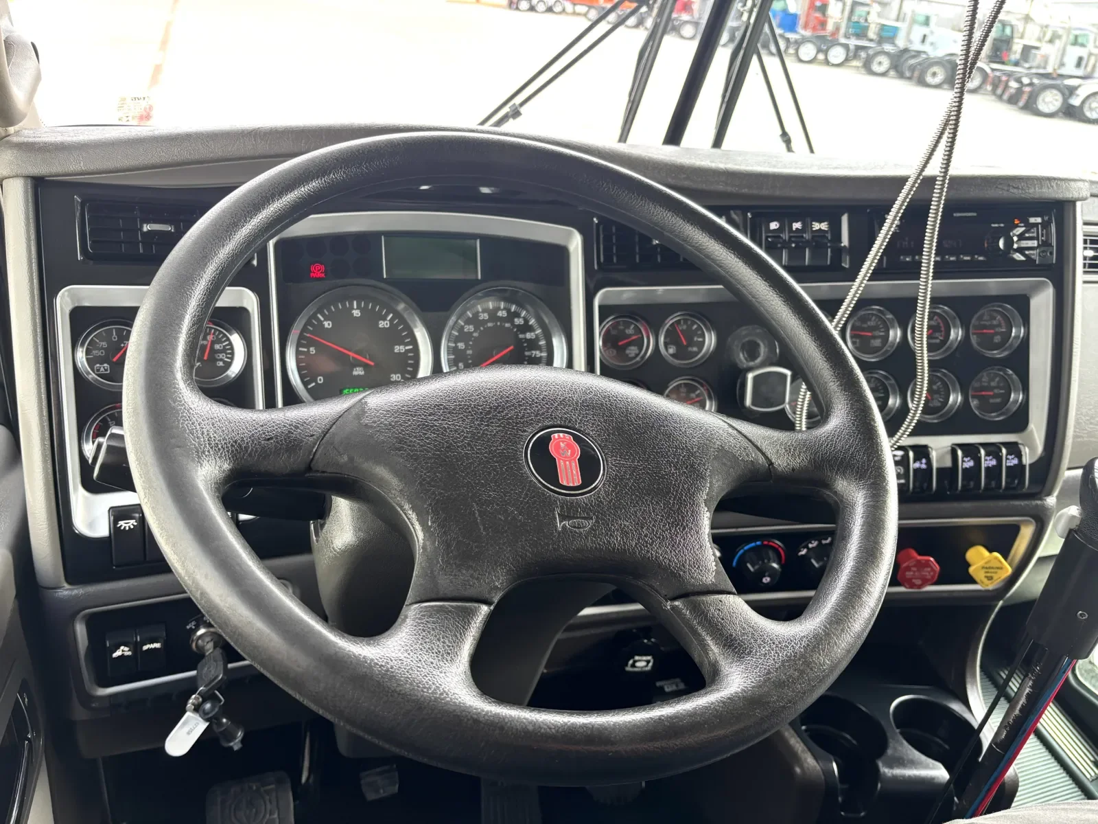 2017 Kenworth T800 - image 16