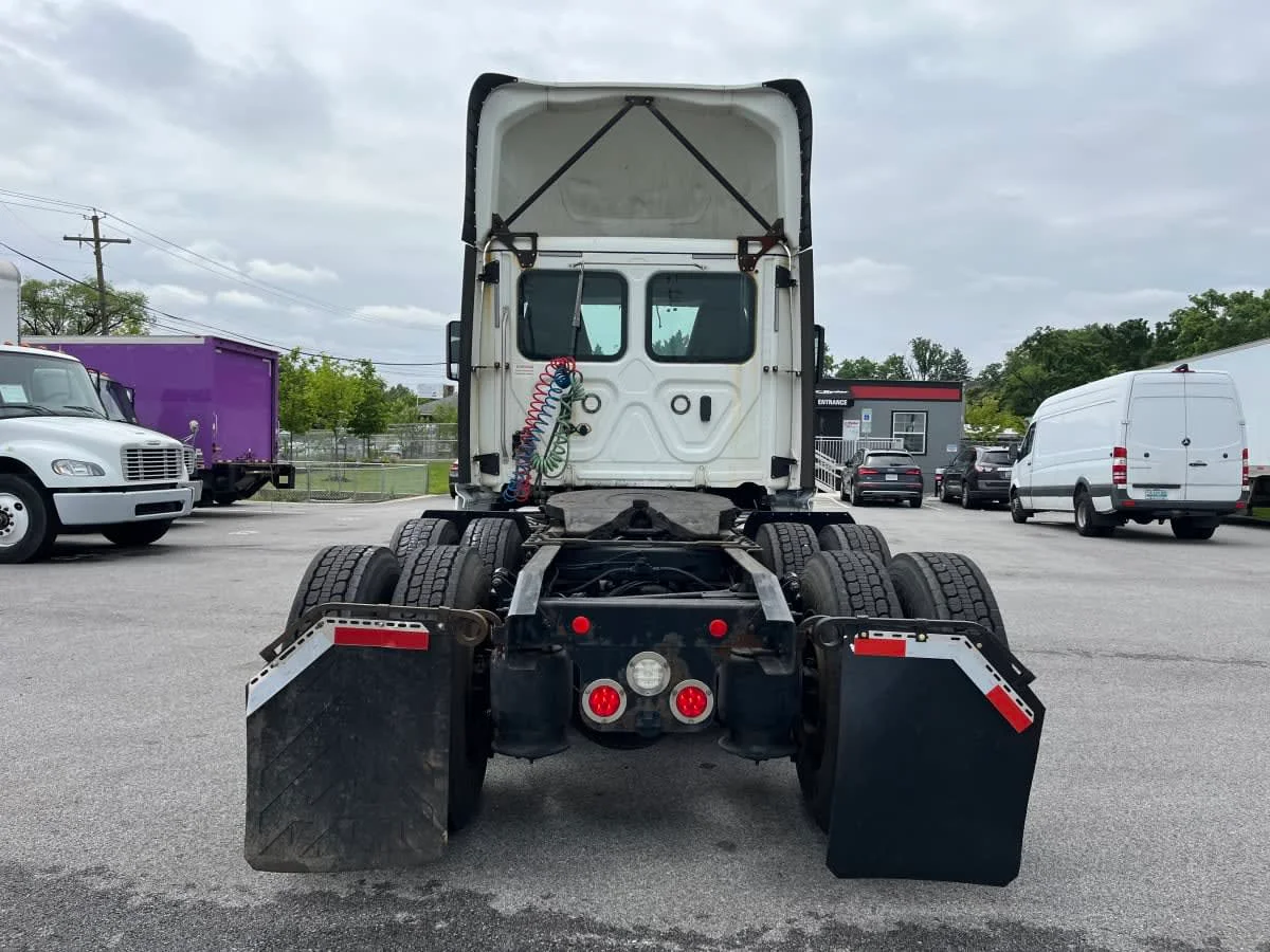 2018 Freightliner Cascadia - image 5
