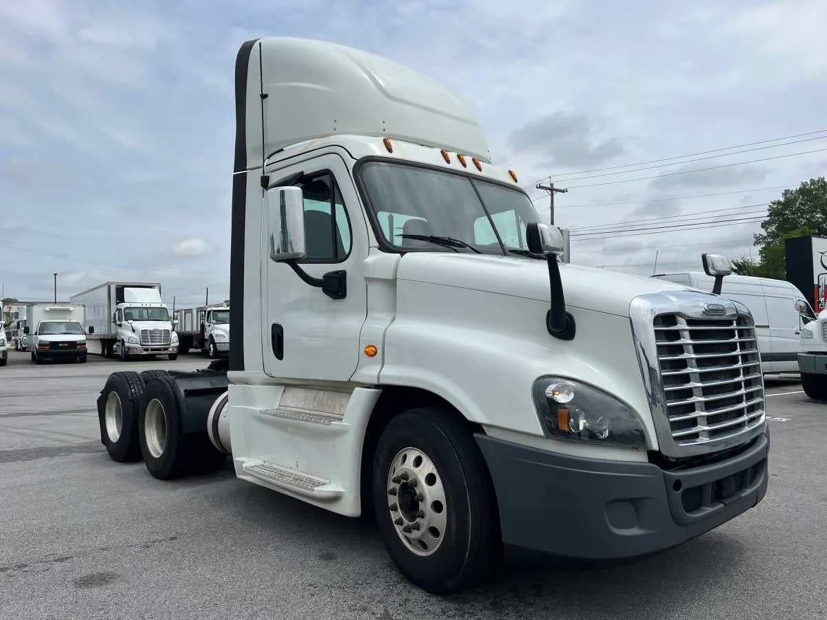 2018 Freightliner Cascadia - image 3