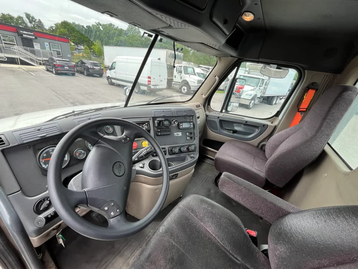 2018 Freightliner Cascadia - image 7