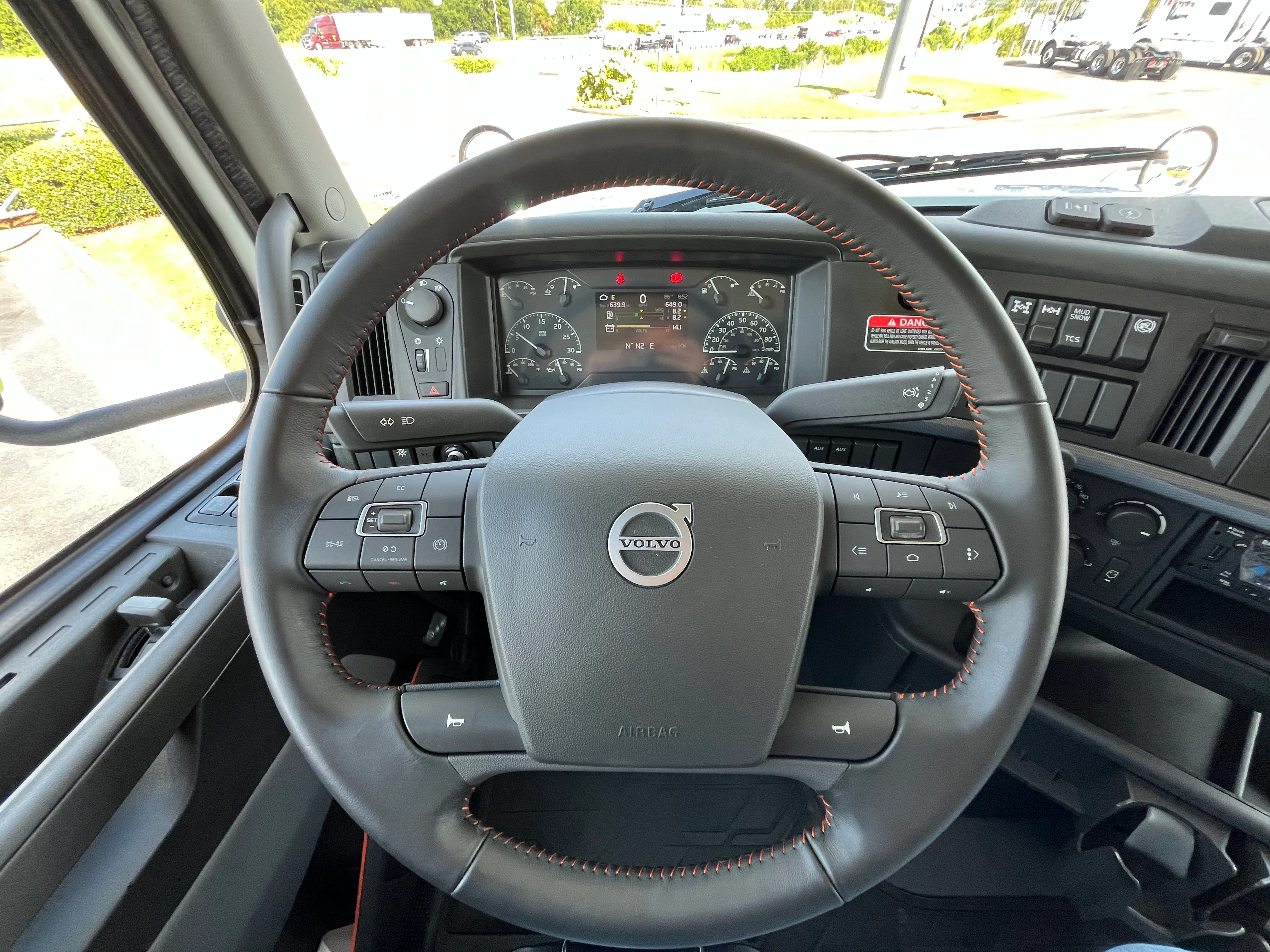 2026 Volvo VHD 300 in La Vergne, TN — photo 10
