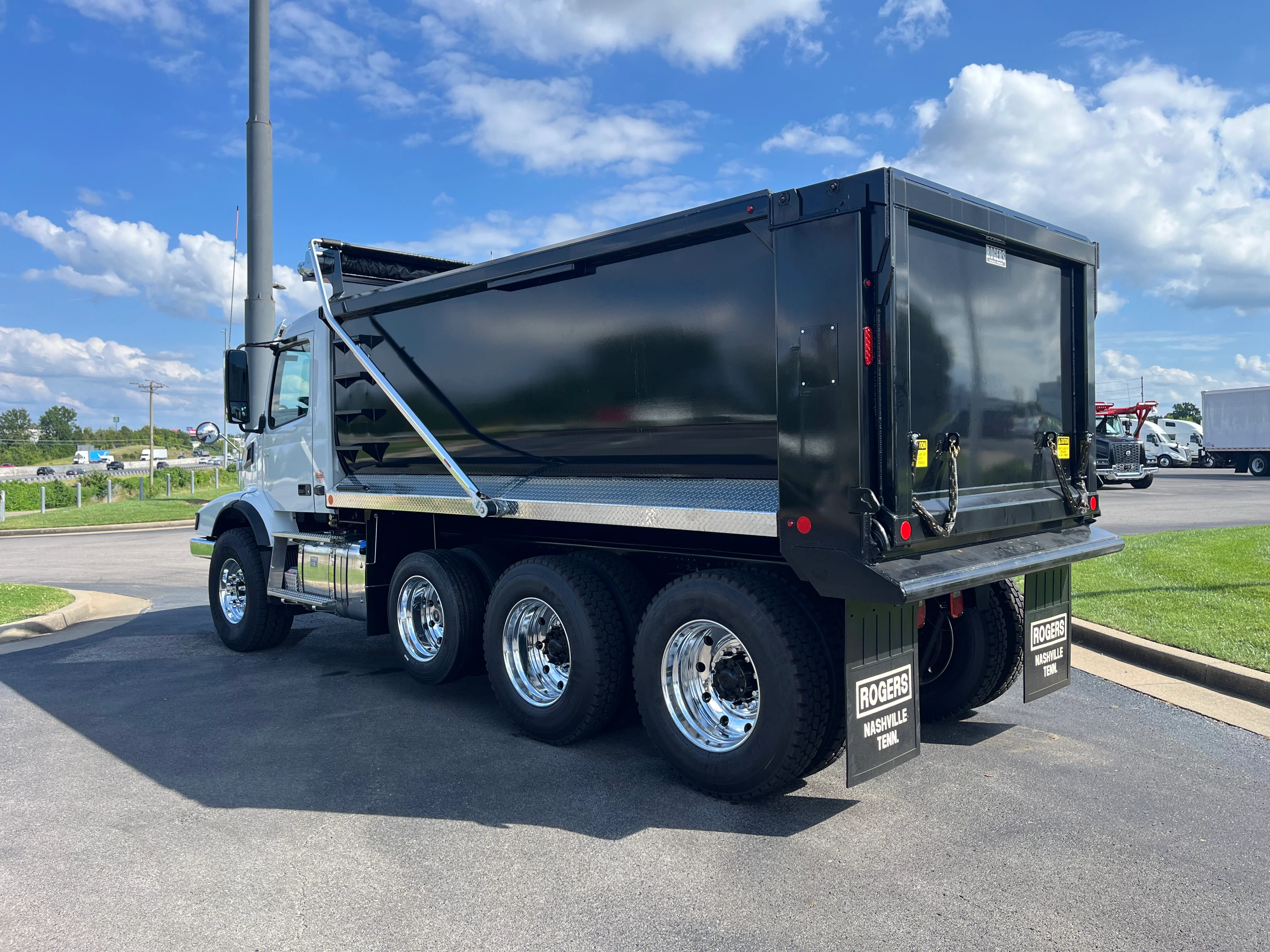 2026 Volvo VHD 300 in La Vergne, TN — photo 5