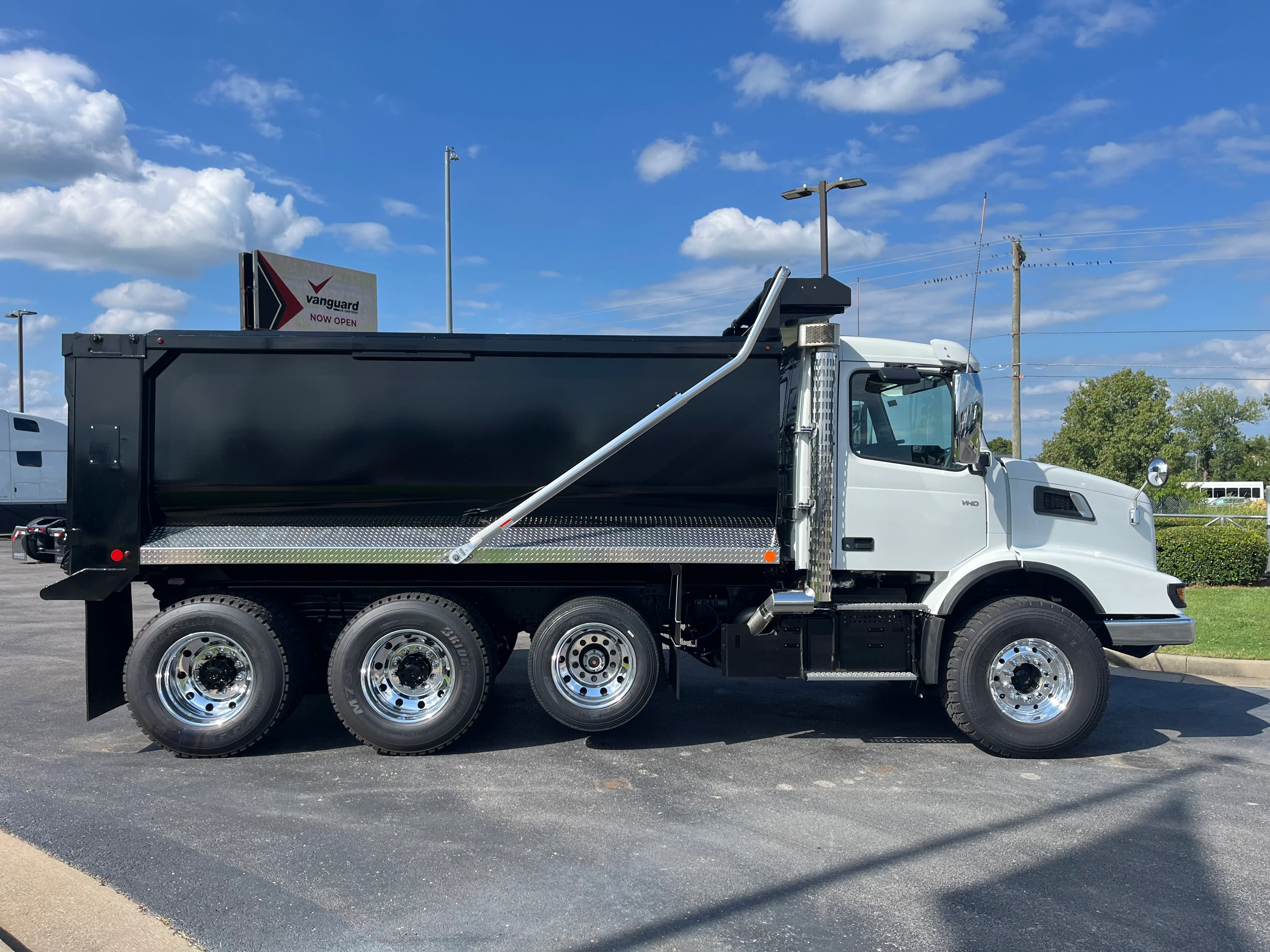 2026 Volvo VHD 300 in La Vergne, TN — photo 2
