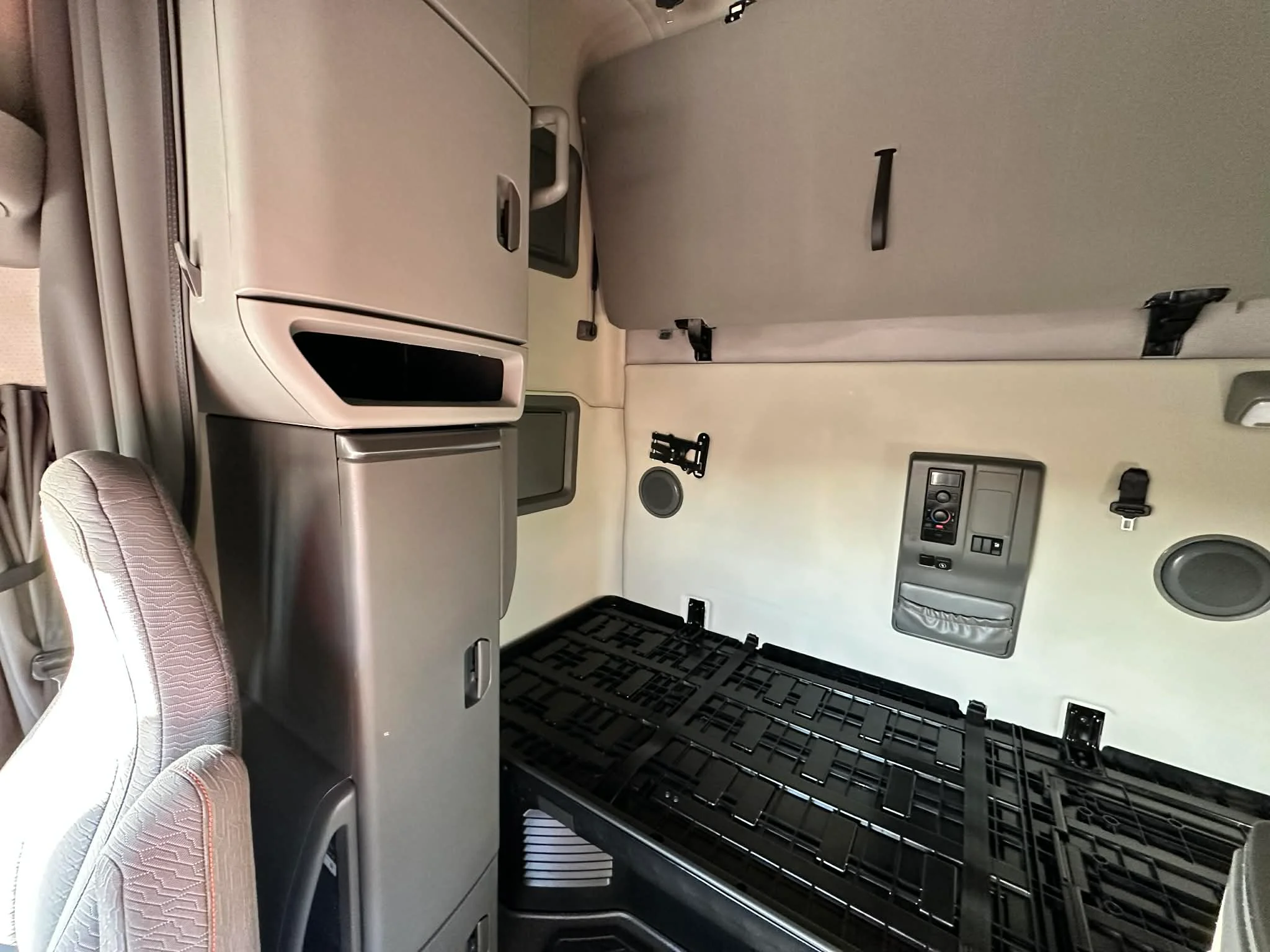 2023 Volvo VNL 760 - image 14