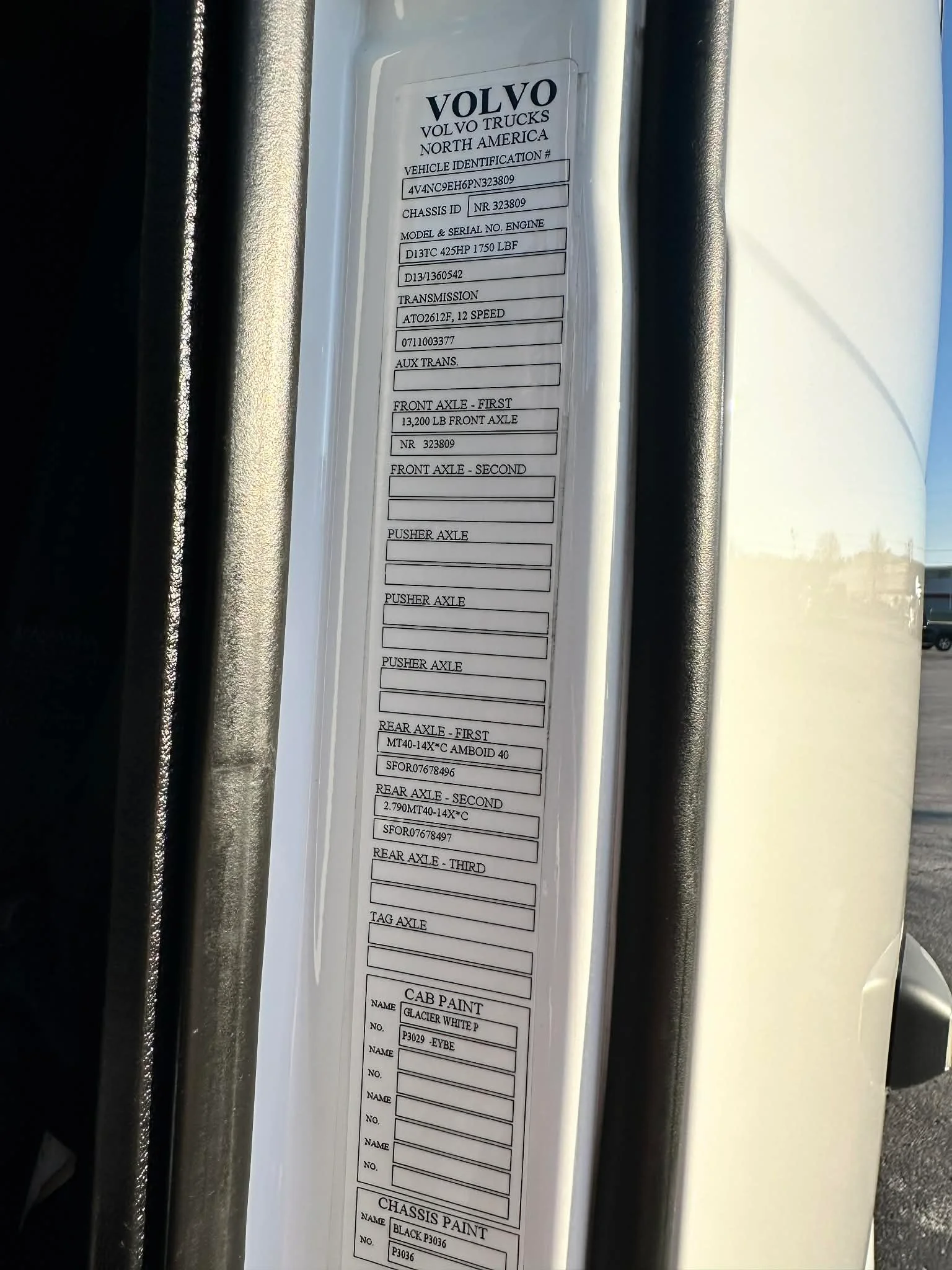 2023 Volvo VNL 760 - image 18