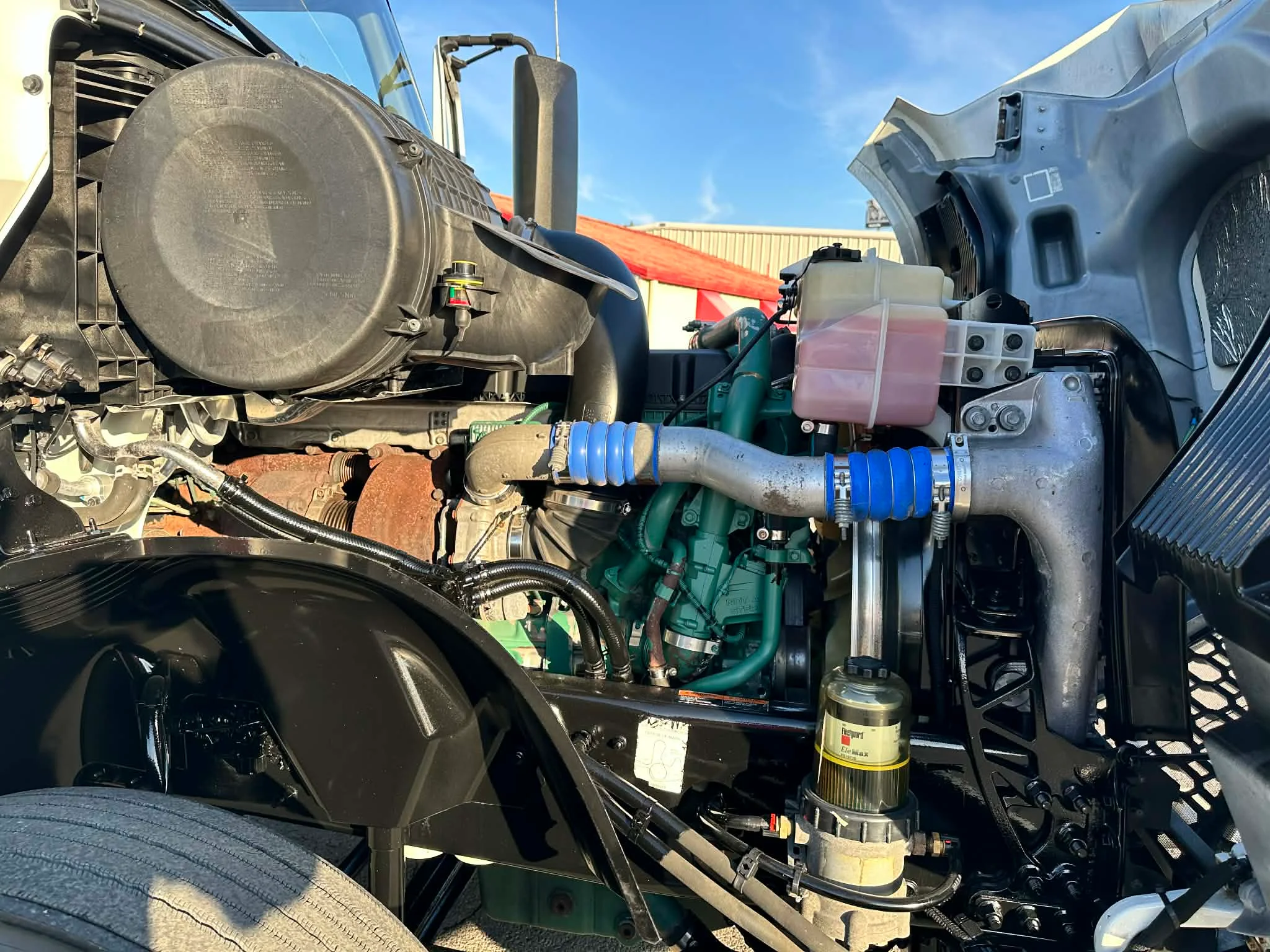 2023 Volvo VNL 760 - image 8