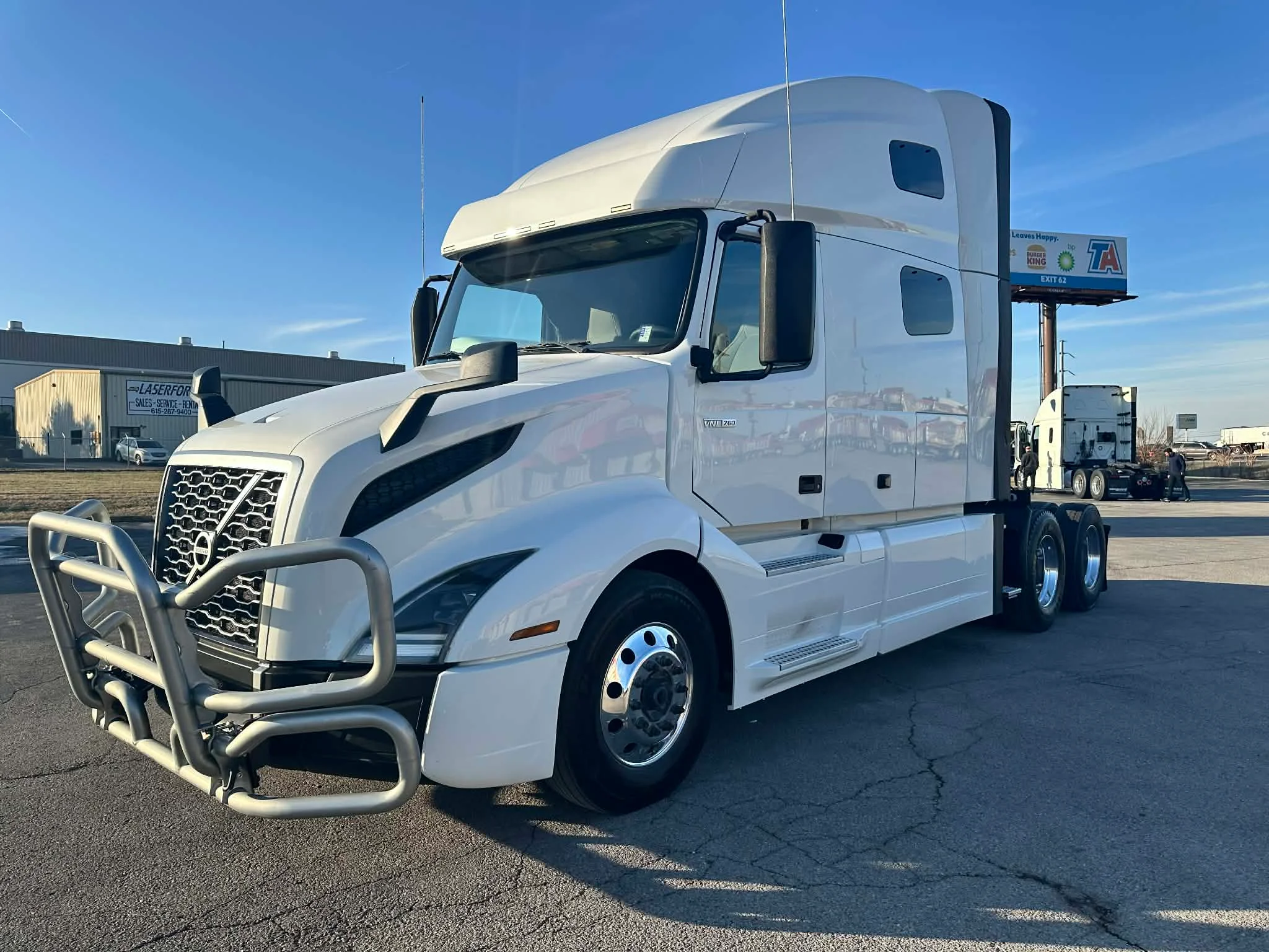 2023 Volvo VNL 760 - image 3