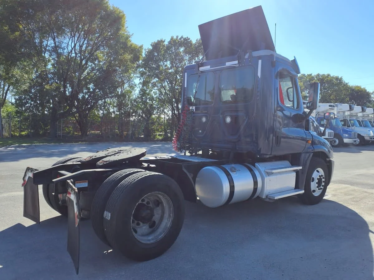 2019 Freightliner Cascadia in Davie, FL — photo 4