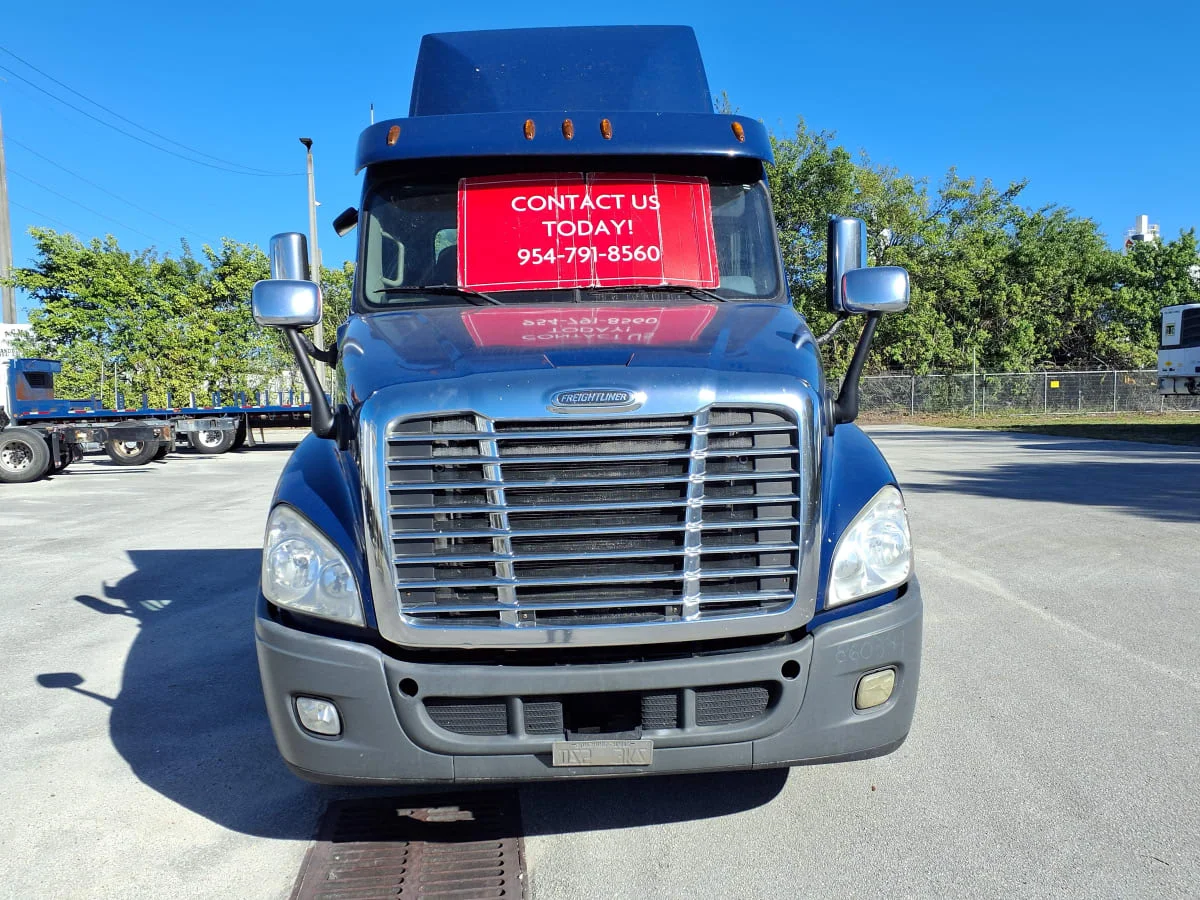2019 Freightliner Cascadia in Davie, FL — photo 2