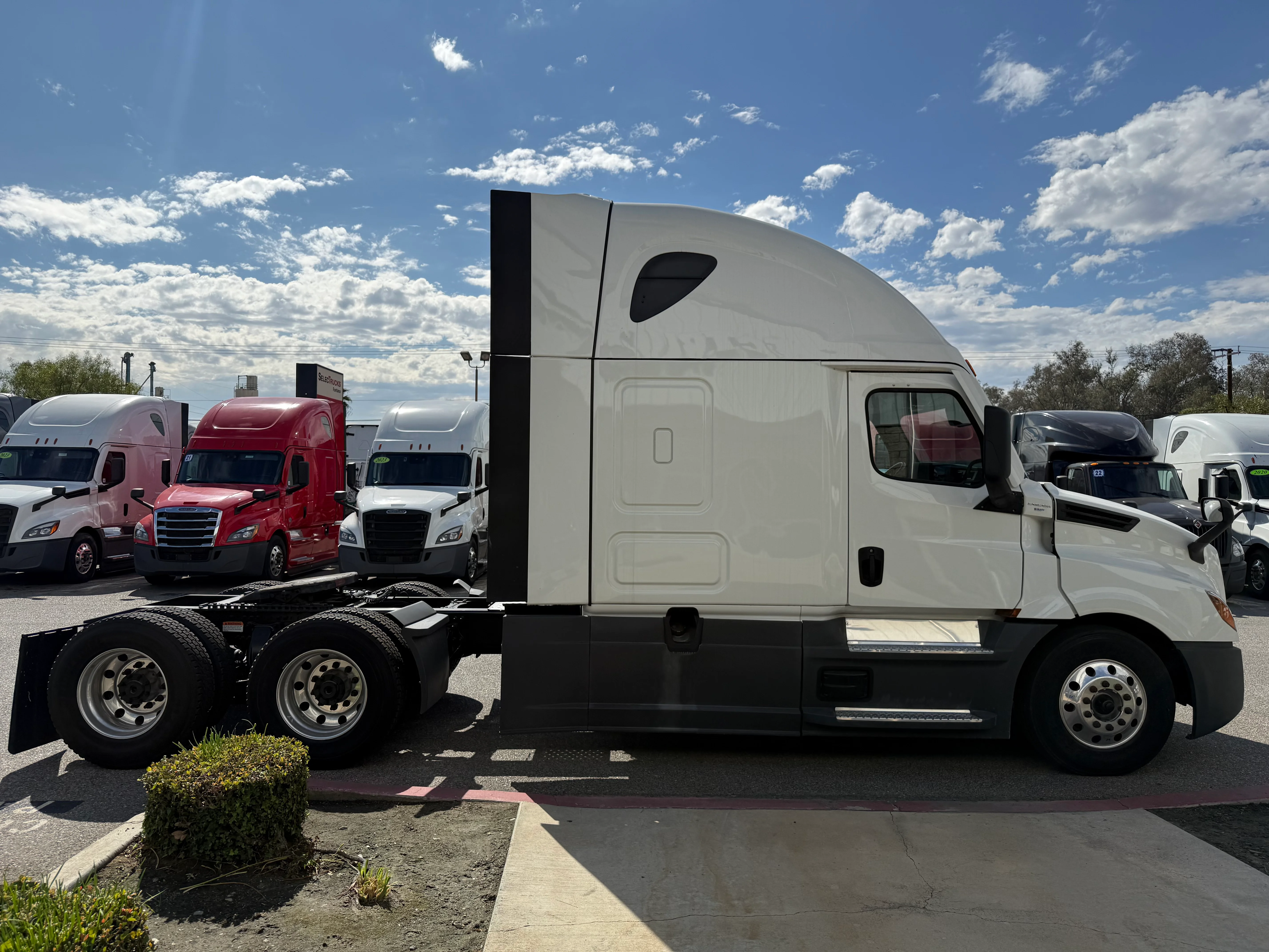 2023 Freightliner Cascadia in Selectrucks Fontana, CA — photo 7