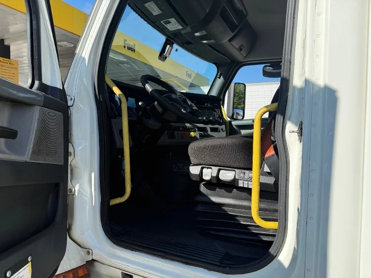 2020 Freightliner Cascadia in Forest Park, GA — photo 9